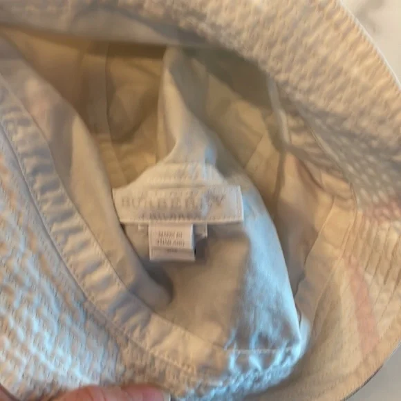 Burberry bucket hat super cute fit my daughter 9months to 24months